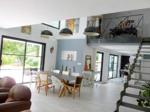 Ref 111 Seignosse, Villa de standing 4 étoiles partiellement climatisée avec piscine chauffée et Wifi au calme sur terrain 1100m2