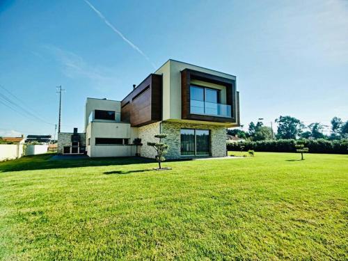 Ria Lounge House