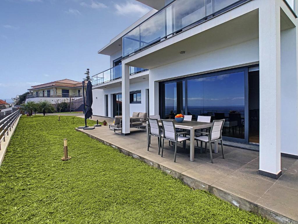 Rising Sun Villa by MHM Rua Dr. Clemente Tavares 20, 9100-040 Eiras Velhas