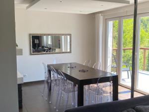 River Villa with amazing view + Jacuzzi, Garden, Forest access