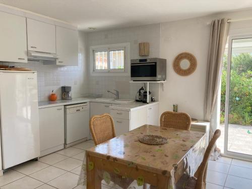 Villa VILLA ROSE, 3 chambres et jardin à 30 mètres de la plage 12 rue Alain Gerbault Narbonne-Plage