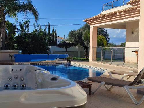 Villa Ruana - 5 bedrooms on Suite- Free out door Hot Jacuzzi - By Bedzy Albufeira portugal