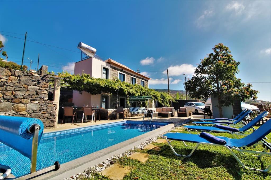 Santa Cruz Villa With Private heated Pool Rua Azinhaga 17 17, 9100-195 Santa Cruz