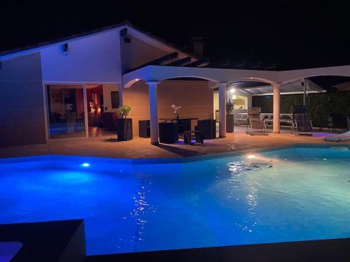 Villa Sany:10 Pers Maison 200m2 piscine , jacuzzi Narrosse france