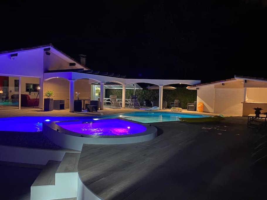 Villa Villa Sany:10 Pers Maison 200m2 piscine , jacuzzi 3A Rue Gustave Eiffel, 40180 Narrosse