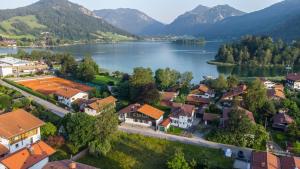 Schmuckstück am See mit schnellem WLAN, Sauna, Kamin & Fitness