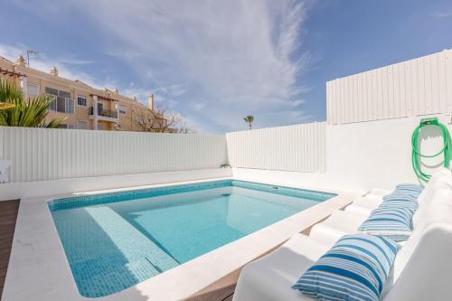 SeaScape Villa w/ pool and rooftop seaview jacuzzi in Manta Rota