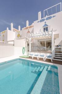 SeaScape Villa w/ pool and rooftop seaview jacuzzi in Manta Rota