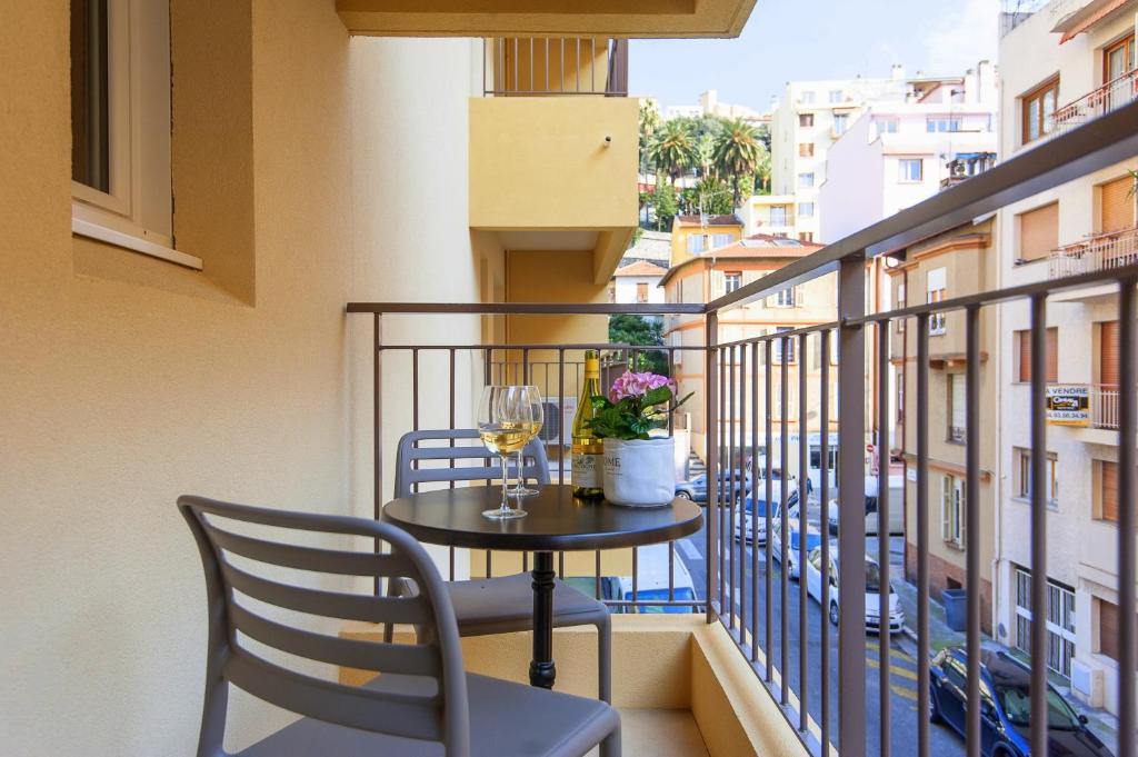 Appart'hôtel Villa Serafina Apartements 4, Rue du Docteur Fighiera, 06300 Nice