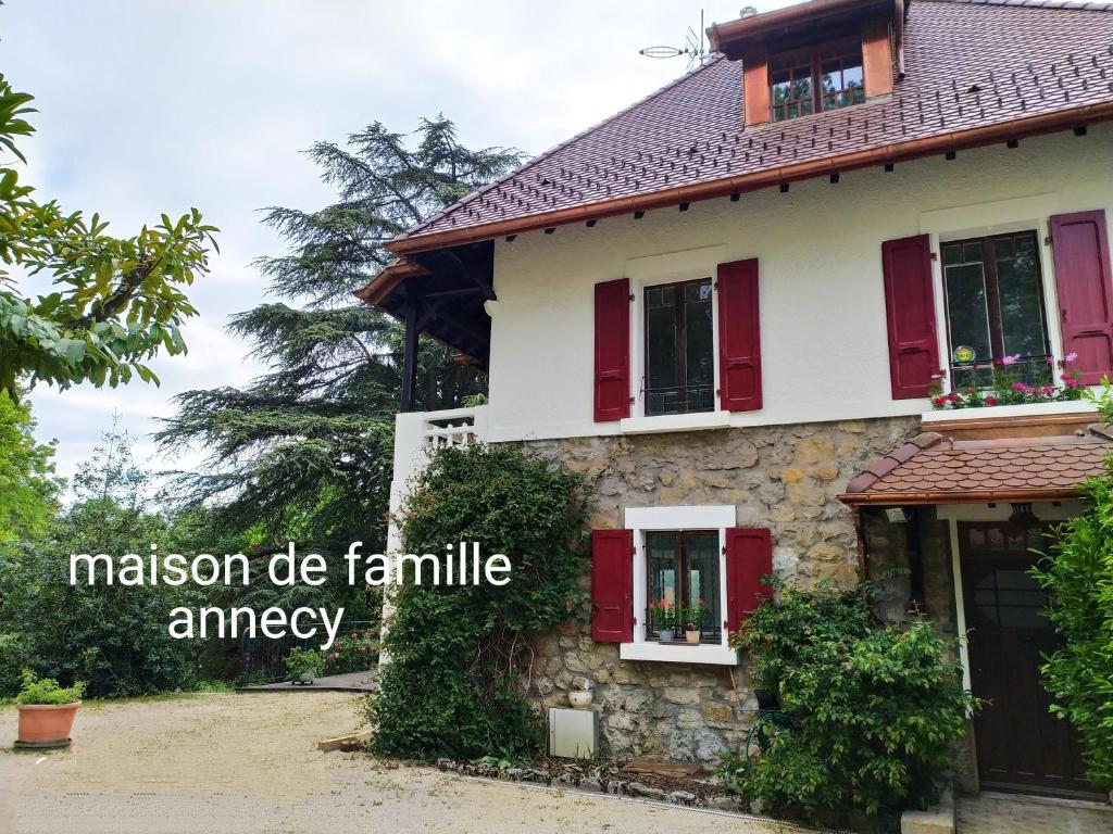 Appartements VILLA SERANDITE maison de famille 2 Place du Château, 74000 Annecy