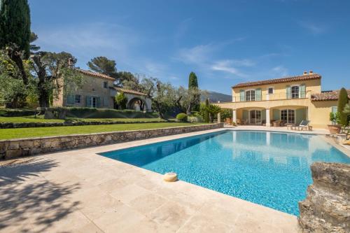 SERRENDY  BIJOU de 280m2 au calme absolu avec piscine à débordement 