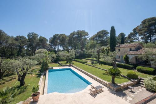 SERRENDY  BIJOU de 280m2 au calme absolu avec piscine à débordement 