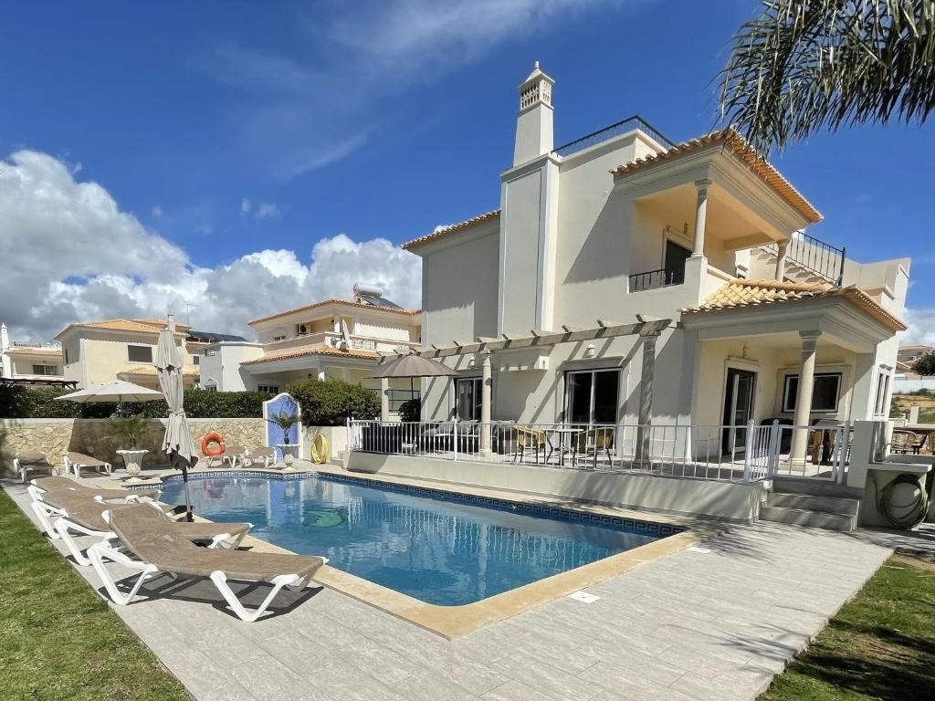 Villa Soothing Holiday Home in Castelnuovo dei Sabbioni with Pool  8200-613 Albufeira