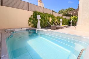 SOUS BOIS Charming villa with nice outdoor area & Jacuzzi at 200m from beaches of Juan