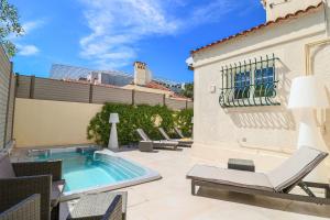 Villa SOUS BOIS Charming villa with nice outdoor area & Jacuzzi at 200m from beaches of Juan 11 Avenue des Pins Parasols 06160 Antibes Provence-Alpes-Côte d\'Azur