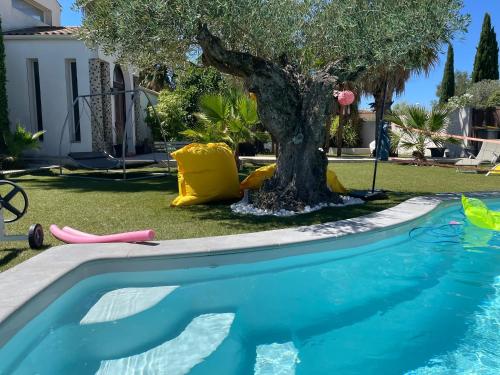 Villa spacieuse avec piscine 350m2 5 chambres terrain de 1500m2 arboré parking privé Magalas france