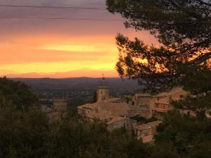 Spacieuse villa provençale avec vue sur Uzes