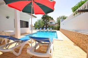 Villa Spacious 4 bedroom villa located in its own grounds, with private pool and Bbq.. Rua da Venezuela 8125-406 Quarteira Algarve