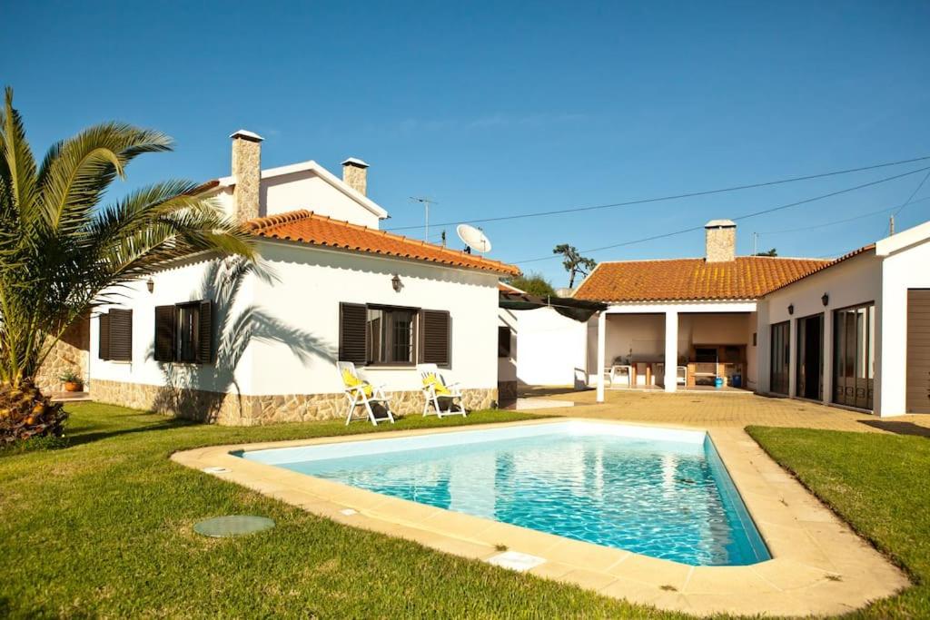 Spacious and family friendly villa at Lisbon coast Rua Luis de Camões, 2560-592 Sages