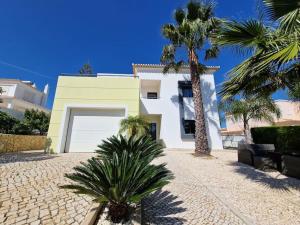 Spacious family villa with heated pool