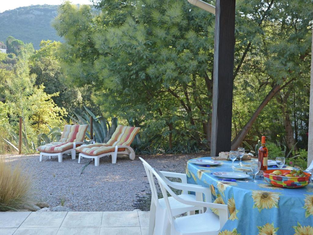 Villa Spacious Holiday Home near River in Le Boulou  66160 Le Boulou