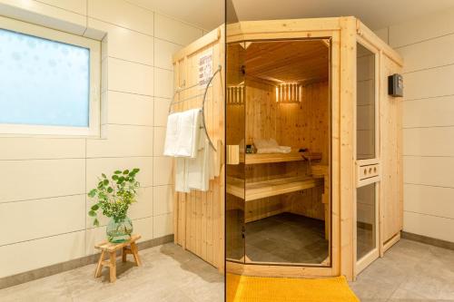 Spacious Home Sauna Hot Tub Pool Patio BBQ