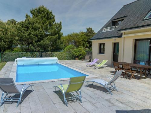 Spacious Villa in Concarneau with Swimming Pool