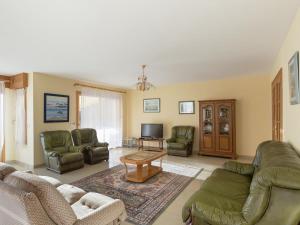 Spacious Villa in Concarneau with Swimming Pool