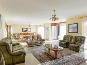 Spacious Villa in Concarneau with Swimming Pool