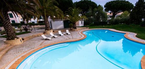 Spacious Villa in Jardim do Golfe • Pool