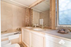 Spacious Villa in Jardim do Golfe • Pool
