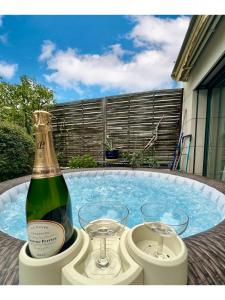 Splendid house, Jacuzzi and Private Gardens Paris