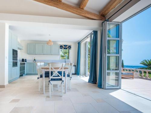 Splendid villa near Antibes and Cannes with pool and sea view