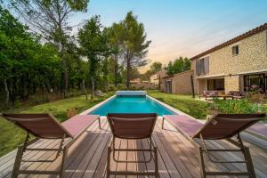 Stone charming villa pool and garden in Gordes