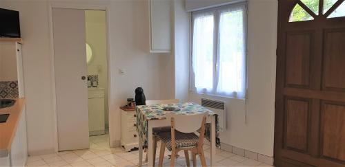 Studio rénové au centre de TREGASTEL à 150m de la plage du Coz-Pors - Ref 480