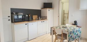 Studio rénové au centre de TREGASTEL à 150m de la plage du Coz-Pors - Ref 480