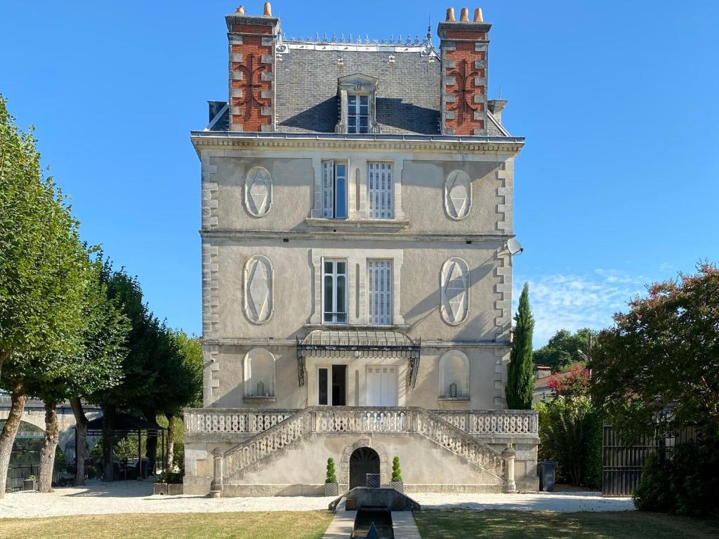 Villa Stunning Chateau on the river bank in Saint Astier  24110 Saint-Astier