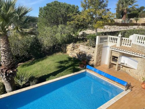 Stunning views, private position - 7 mins from the beach! Heated pool & Aircon