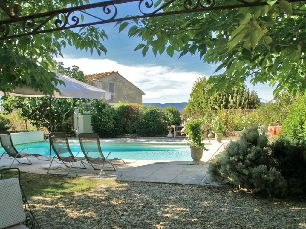 Villa Stylish villa with private pool in the middle of a village in the beautiful Luberon  84750 Viens