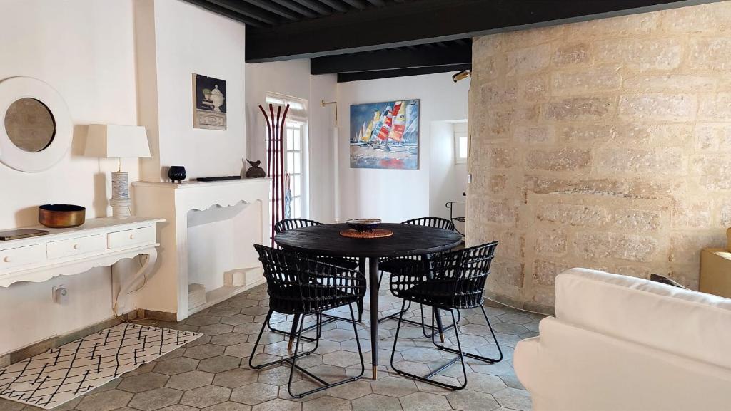 Stylish villa with private pool in the middle of a village in the beautiful Luberon 84750 Viens