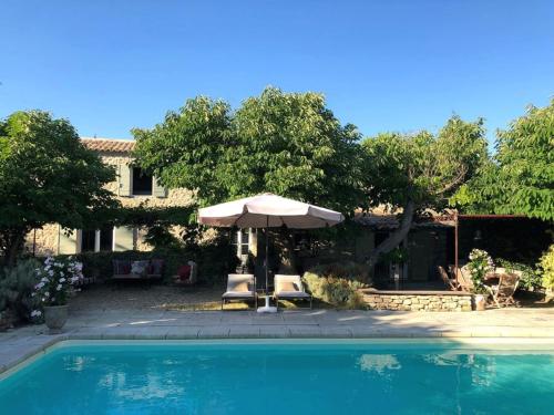 Stylish villa with private pool in the middle of a village in the beautiful Luberon