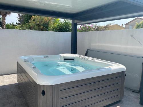 SUD VILLA DE LUXE - 10 MN DES PLAGES - JACUZZI