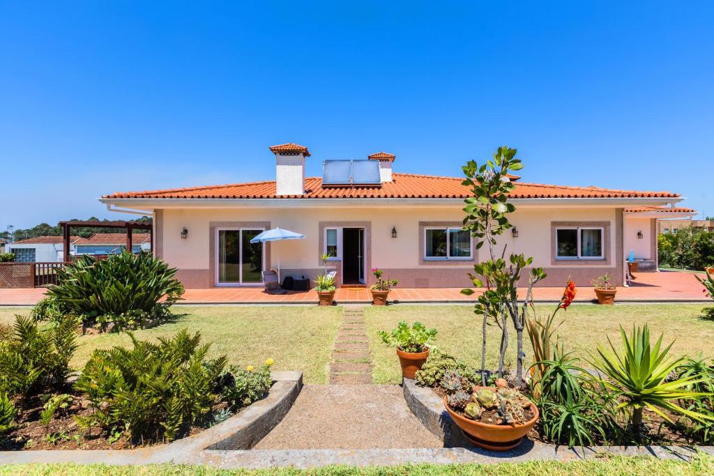 Sunny Country House with Swimming Pool 55 Rua São Vicente, 4415-536 Grijó