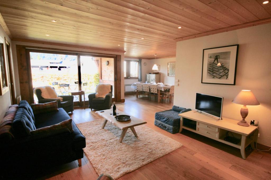 Sunrise Villa by Laranjal Rentals