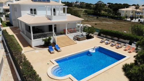 Sunset Villa by Laranjal Rentals
