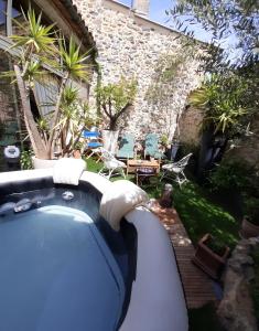 Villa Superbe maison de village, terrasse tropézienne et son jacuzzi 7 Rue Général Pouget 34800 Péret Languedoc-Roussillon