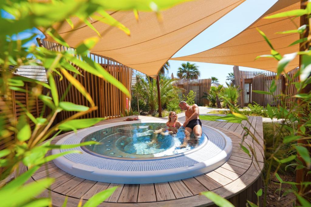 Superbe villa avec piscine 8HOURT12