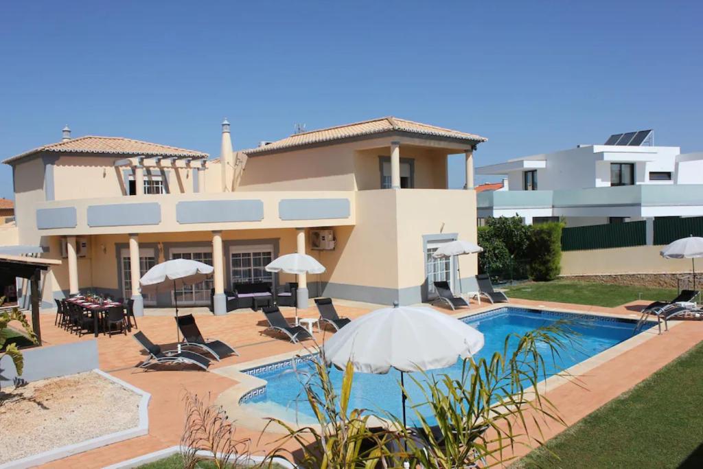 Superbe villa avec piscine dans quartier résidentiel calme proche des plages Rua Dom Afonso III,  Parchal