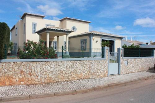 Superbe villa avec piscine dans quartier résidentiel calme proche des plages