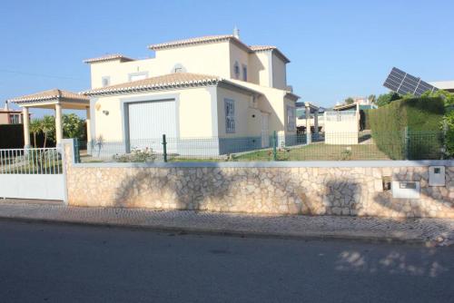 Superbe villa avec piscine dans quartier résidentiel calme proche des plages